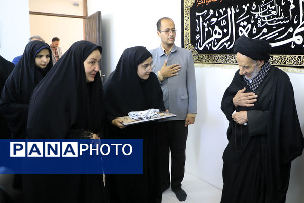 اهدای هدایای مقام معظم رهبری به دانش‌آموزان بیرجندی 