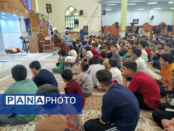 حضور امام جمعه شهرستان کاشمر در بین معتکفین دانش‌آموز در مسجد جامع شهرستان کاشمر 