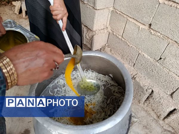 پخت و توزیع نذری در روز تاسوعای حسینی روستای حسن آباد داراب استان فارس