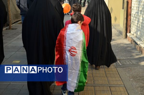 حال و هوای غرفه‌های سازمان دانش‌آموزی و خبرگزاری پانا در راهپیمایی ۲۲ بهمن