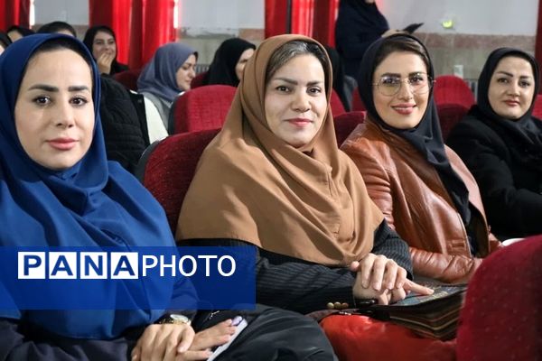 آیین تجلیل از معاونان آموزشی و اجرایی مقطع ابتدایی ناحیه یک بهارستان