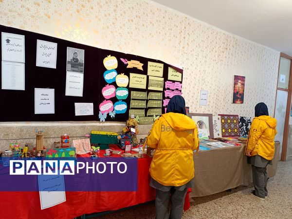 نمایشگاه هفته پژوهش در مدرسه پروین‌اعتصامی 