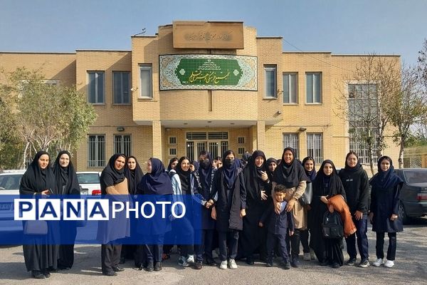 بازدید دانش‌آموزان از کتابخانه فرهنگسرای قلم در بهارستان‌دو