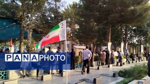 غبارروبی مزار شهدا توسط مسئولین شهرستان نیشابور انجام شد 