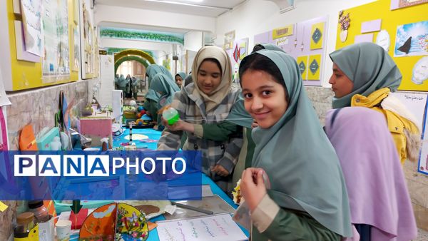 نمایشگاه هفته پژوهش در دبستان شاهد تحقیقی ناحیه ۶