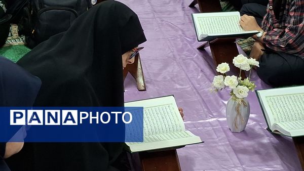 محفل قرآنی همراه با صبحانه سالم در دبیرستان فرزانگان ۲