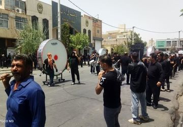 تجمع دسته‌های عزاداری در ظهر عاشورا مقابل مسجد جامع شهرستان گرمسار 