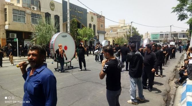 تجمع دسته‌های عزاداری در ظهر عاشورا مقابل مسجد جامع شهرستان گرمسار 