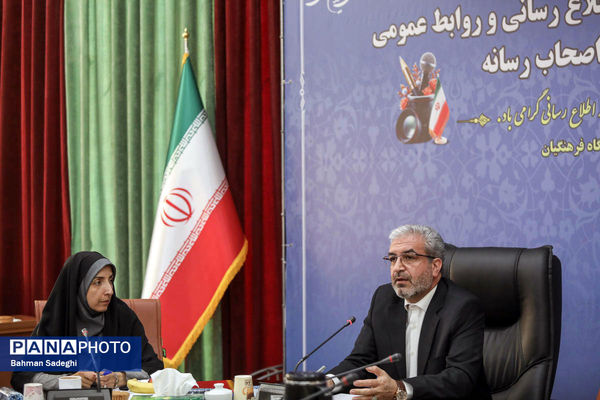 نشست صمیمی رئیس مرکز اطلاع رسانی و روابط عمومی وزارت آموزش و پرورش با خبرنگاران و اصحاب رسانه