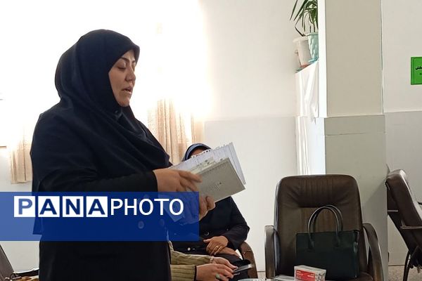 نشست کتابخوان مدرسه‌ای در دبیرستان دخترانه جوادالائمه بهارستان‌دو