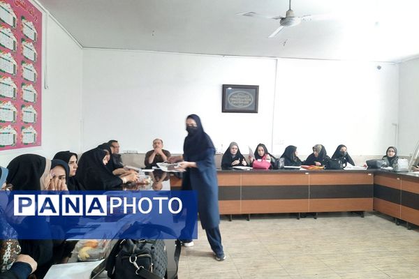 جلسه قطبی مدیران ابتدایی در دبستان شهید دکتر چمران ناحیه دو شهرری 