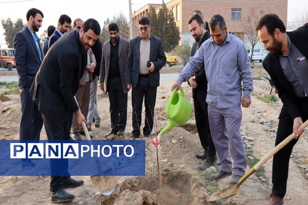 آیین روز درختکاری در هنرستان کشاورزی شهید باهنر پاکدشت 