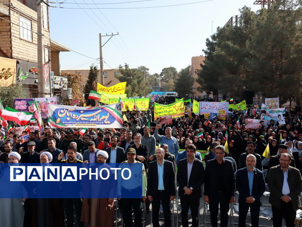 حضور افتخارآفرین دانش آموزان میبدی در تجمع یوم الله سیزده آبان 