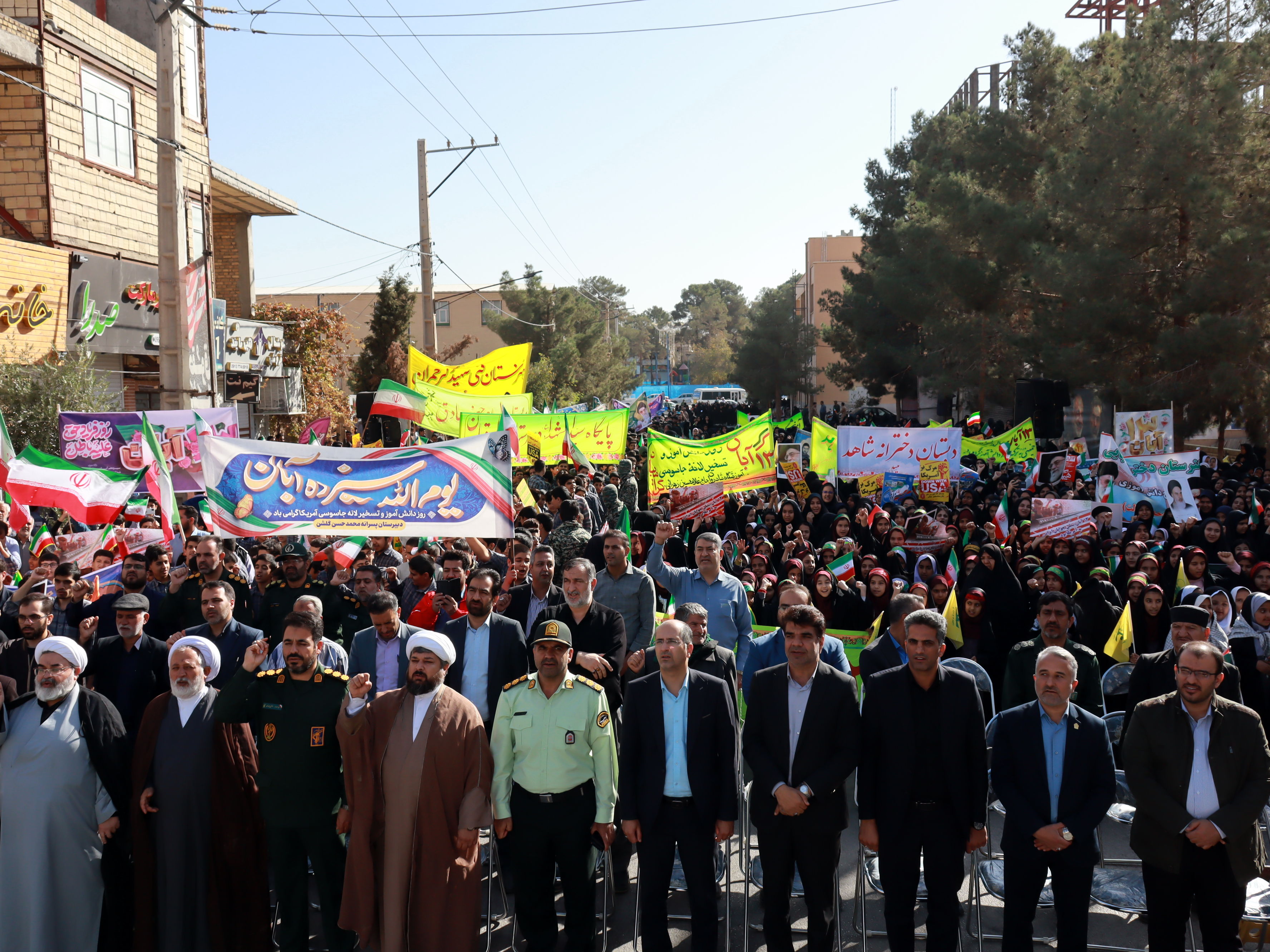 حضور افتخارآفرین دانش آموزان میبدی در تجمع یوم الله سیزده آبان 