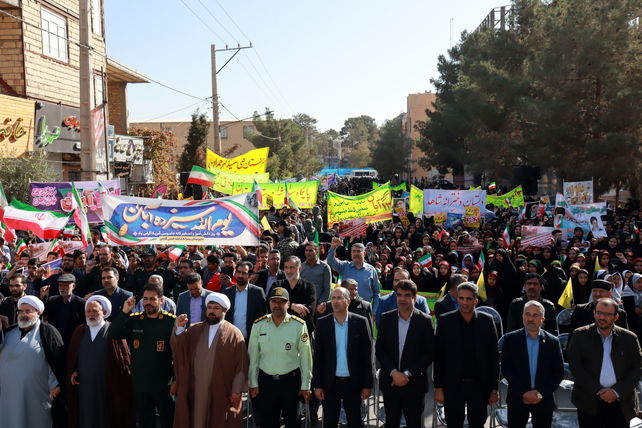 حضور افتخارآفرین دانش آموزان میبدی در تجمع یوم الله سیزده آبان 