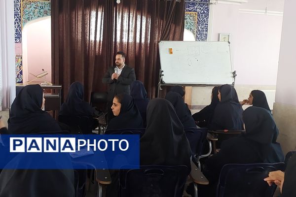 کارگاه خلاقیت در مطالعه و یادگیری در دبیرستان دستغیب ناحیه ۳ شیراز