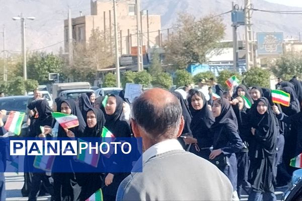حضور دانش آموزان دبیرستان طالقانی داریون در تجمع ۱۳ آبان