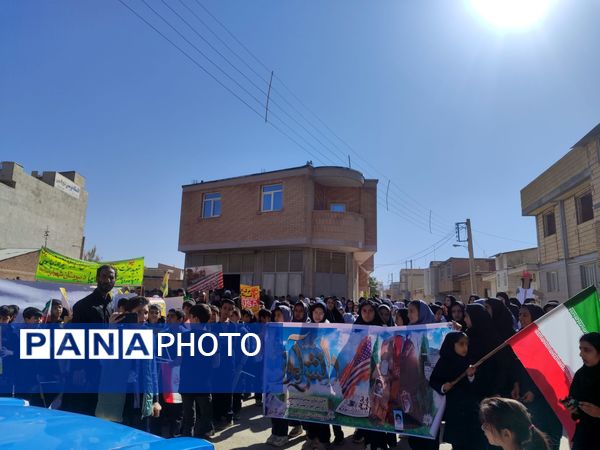 حضور گسترده دانش آموزان سورشجان در راهپیمایی ۱۳ آبان؛ فریاد ایستادگی در برابر استکبار جهانی