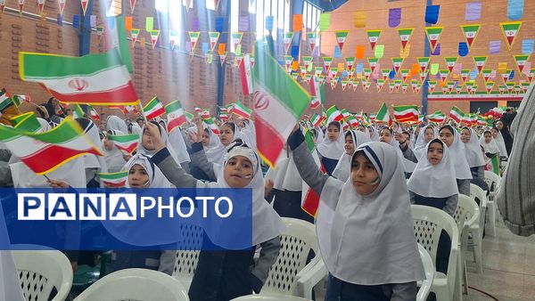 نواخته شدن زنگ انقلاب اسلامی توسط استاندار اصفهان