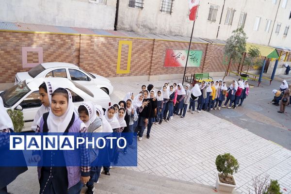جشن روز دانش‌آموز در مدرسه شهدای پانزده خرداد قرچک