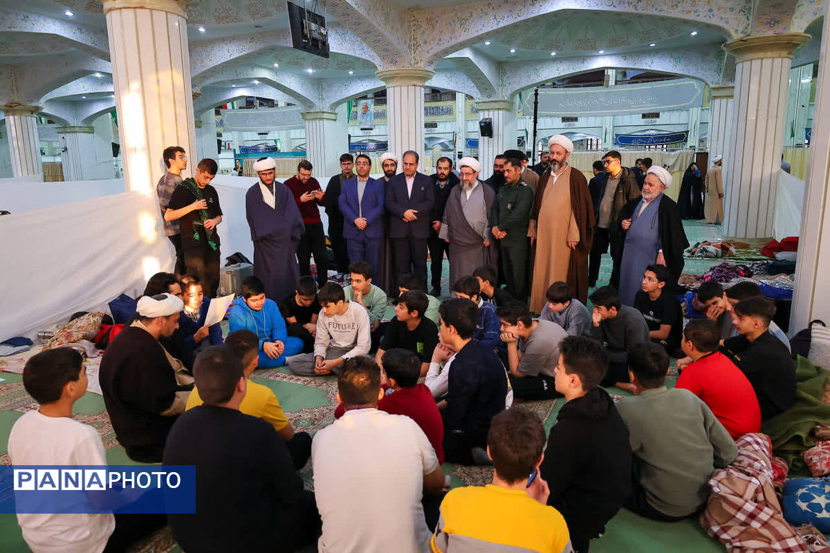 هم‌نشینی معنویت و تعلیم در مسجد