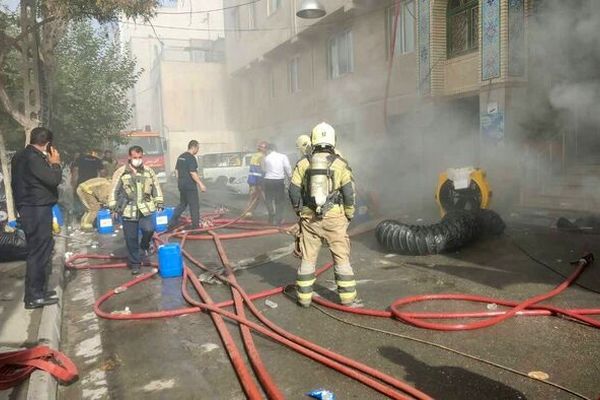 آتش سوزی انبار کالا در تهران؛ ۲ آتش نشان مصدوم شدند
