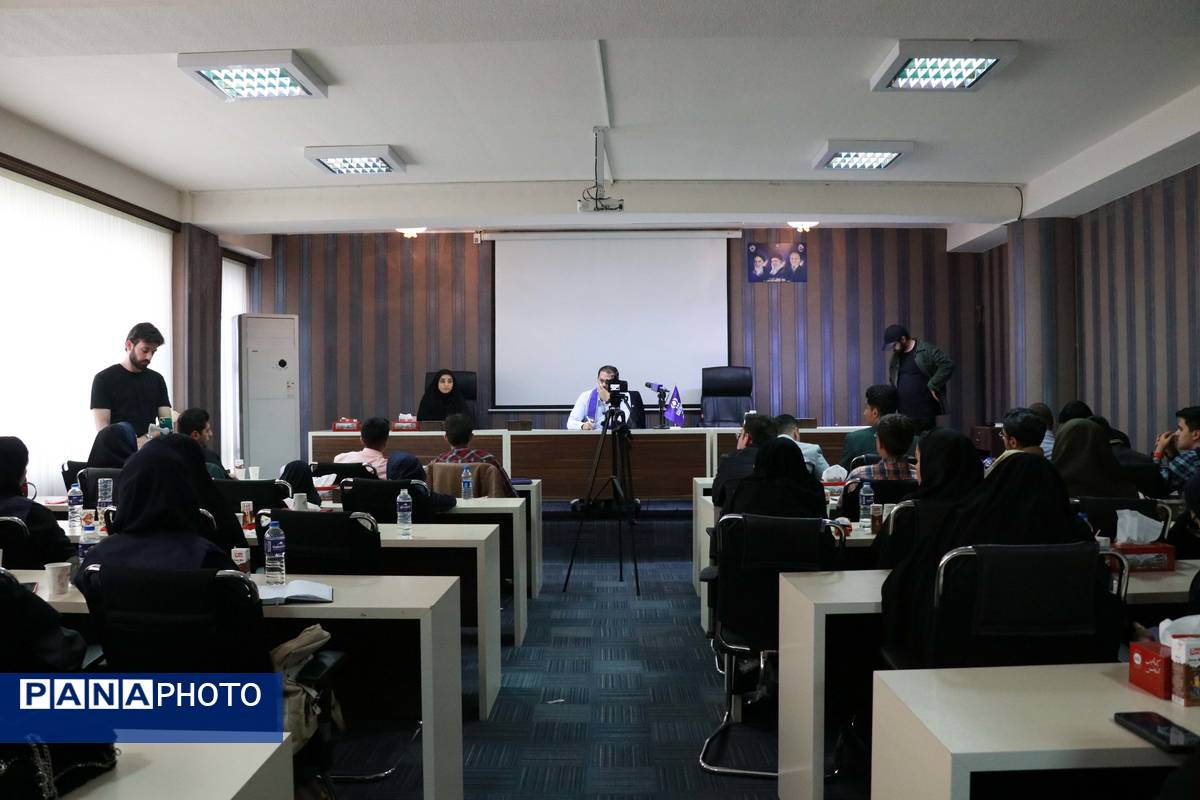نشست صمیمی دانشآموز خبرنگاران و نمایندگان مجلس دانشآموزی آذربایجان شرقی با علی فلاحتکار