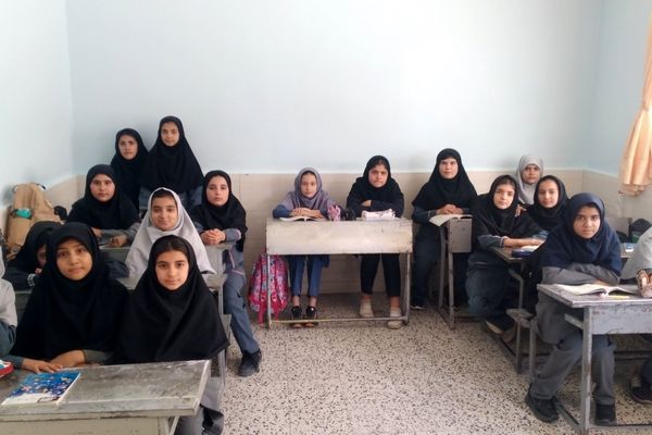 عکس یادگاری دانش آموز خبرنگار پانا دبستان شهید دیالمه روستای عشرت آباد،پایه ششم در کنار همکلاسی ها