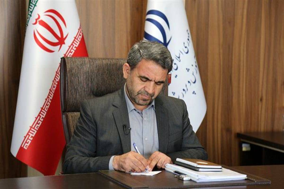 معلمان با وفاق ملی و دستان توانای خویش مشعل علم و دانش را برای اعتلای ایران فروزان بدارند