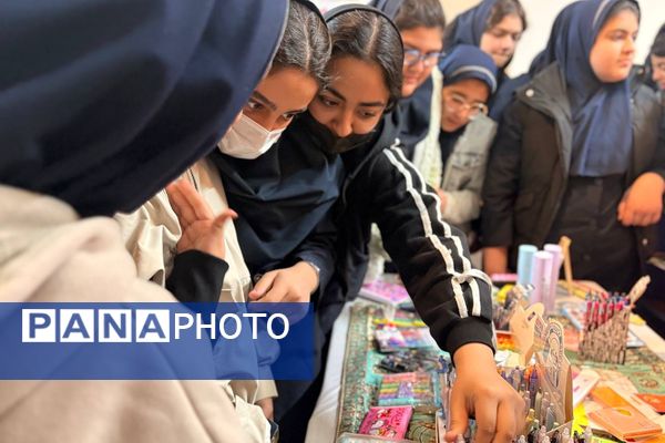 وقتی کتاب‌ها در مدرسه صف می‌کشند؛ استقبال پرشور دانش‌آموزان از نمایشگاه کتاب