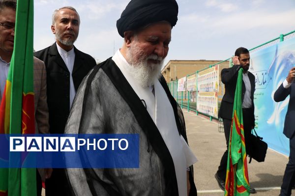 زنگ نماز در دبیرستان برزگر با حضور آیت الله علم الهدی 