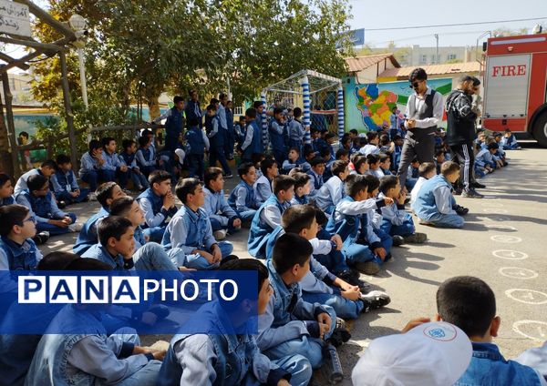بزرگداشت روز آتش نشان در دبستان مصلی نژاد امام حسن ( ع)