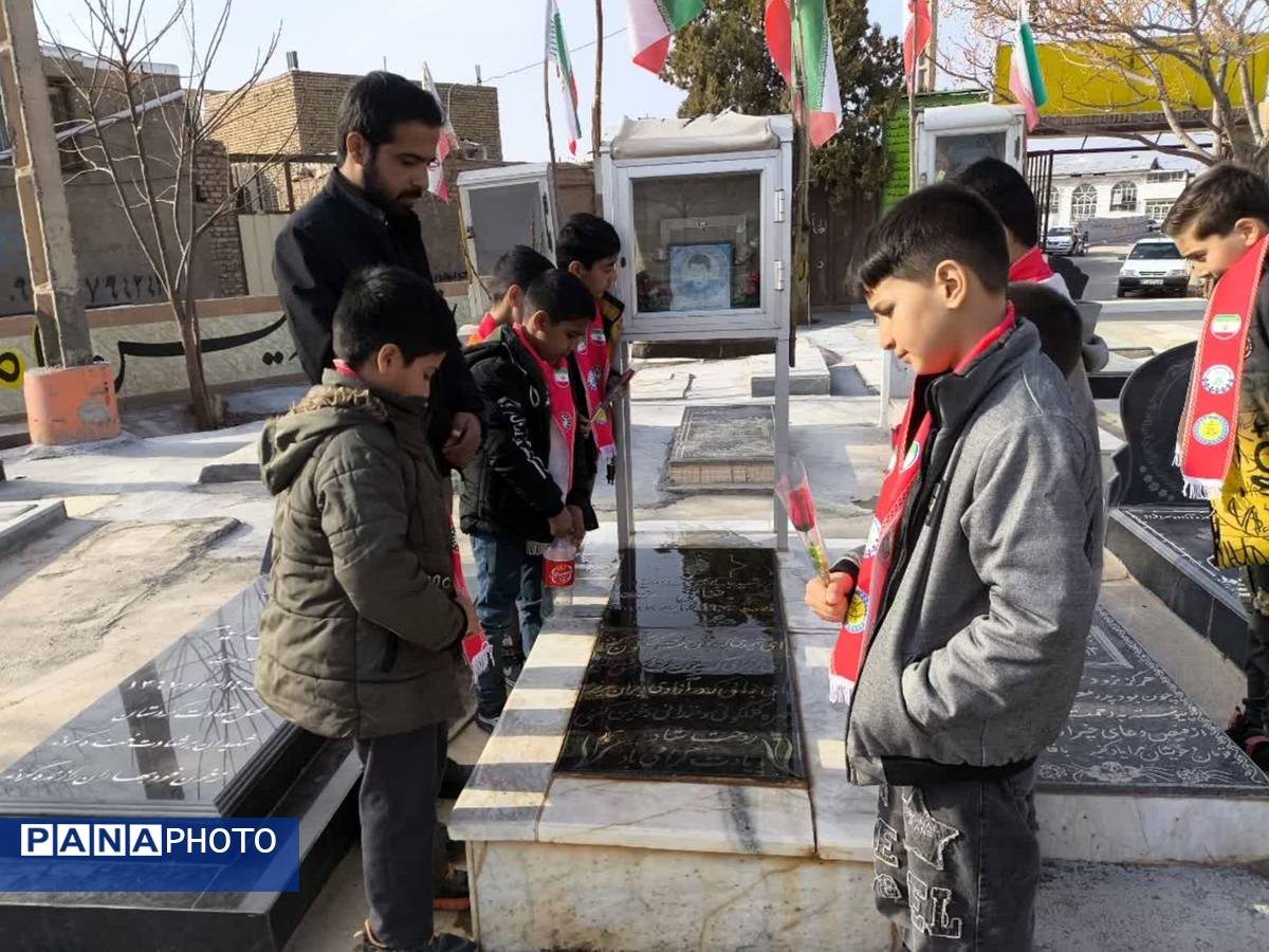 غبار روبی و تجدید بیعت با شهدا به مناسبت هفته معلم در فدافن