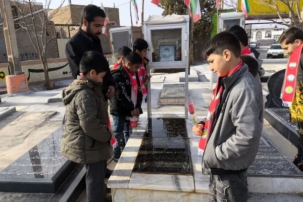 غبار روبی و تجدید بیعت با شهدا به مناسبت هفته معلم در فدافن