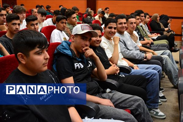 تجلیل از پسران ممتاز دبیرستان امام رضا در بهارستان‌دو
