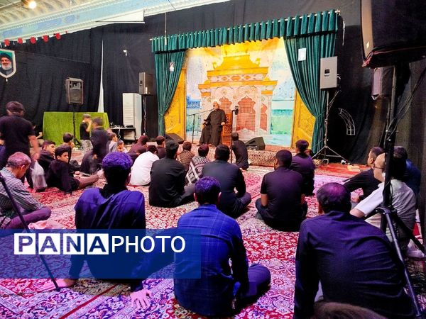 شب اول محرم، دانش‌آموزان کاشمری در هیئت انصار المهدی پرچم عشق برافراشتند