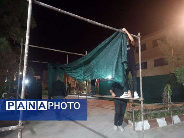 سیاه پوش کردن و آماده سازی  فضای دبیرستان فرزانگان برای  عزاداری هیئت فرهنگیان نیشابور  