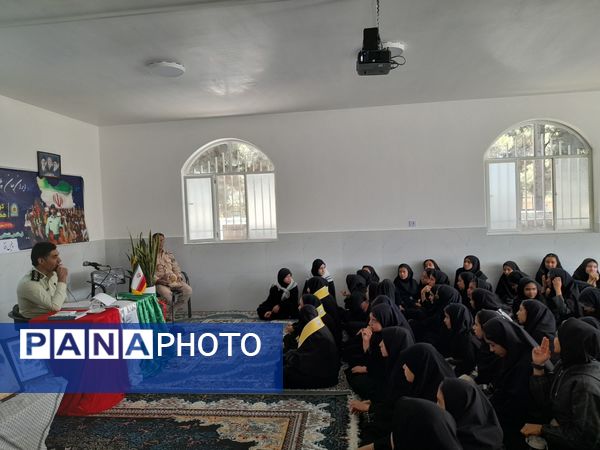 جلسه پیشگیری از آسیب‌های فضای مجازی همزمان با هفته نیروی انتظامی در آموزشگاه تکتم 