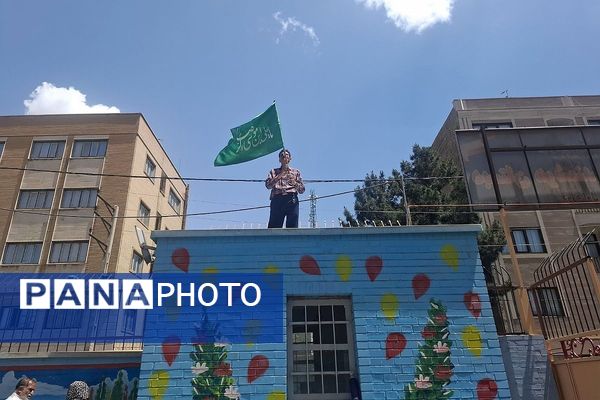 مراسم  پرچم گردانی  بارگاه حضرت علی بن موسی‌الرضا (ع) در مدرسه باهنر ملارد به مناسبت دهه کرامت