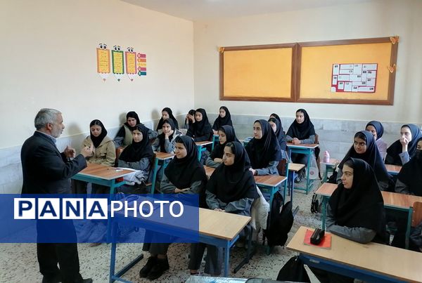 جلسه جهاد اسلامی حجاب و عفاف دختران در دبیرستان حاج مهدی روحانی شهرستان خلیل آباد 