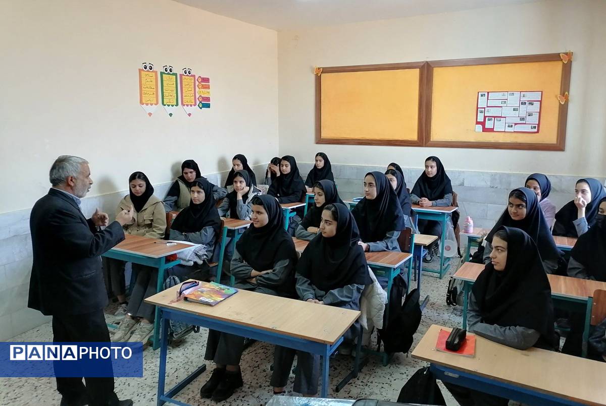 جلسه جهاد اسلامی حجاب و عفاف دختران در دبیرستان حاج مهدی روحانی شهرستان خلیل آباد 