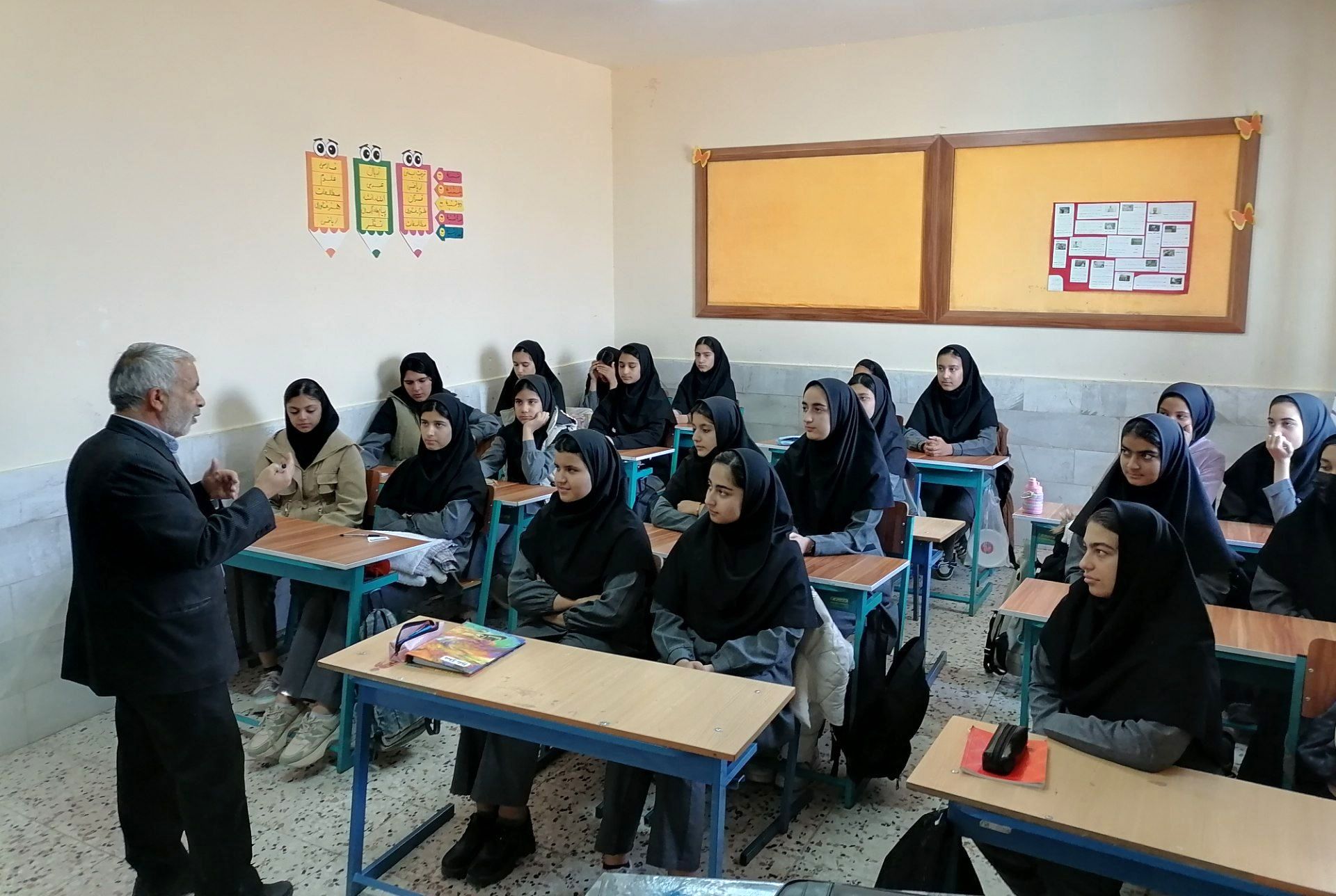 جلسه جهاد اسلامی حجاب و عفاف دختران در دبیرستان حاج مهدی روحانی شهرستان خلیل آباد 