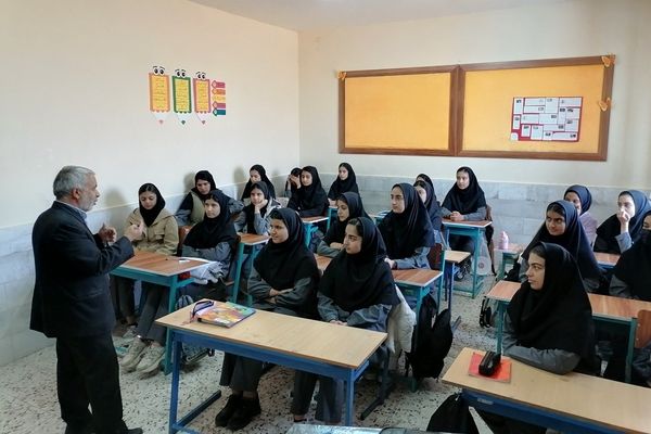 جلسه جهاد اسلامی حجاب و عفاف دختران در دبیرستان حاج مهدی روحانی شهرستان خلیل آباد 