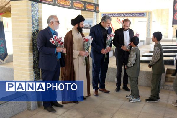 مدرسه باقرالعلوم (ع) فیروزکوه میزبان مراسم پرشور گلباران مزار شهدا با حضور مسئولان شد