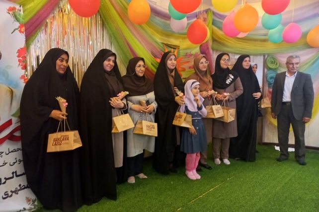 مراسم روز معلم به مناسبت هفته معلم در دبستان شاهد تحقیقی