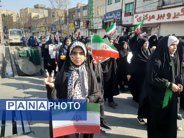 مردم غیور ملارد با حضور پرشور خود در راهپیمایی ۲۲ بهمن، ثابت کردند که همچنان پای انقلاب اسلامی ایستاده‌اند.