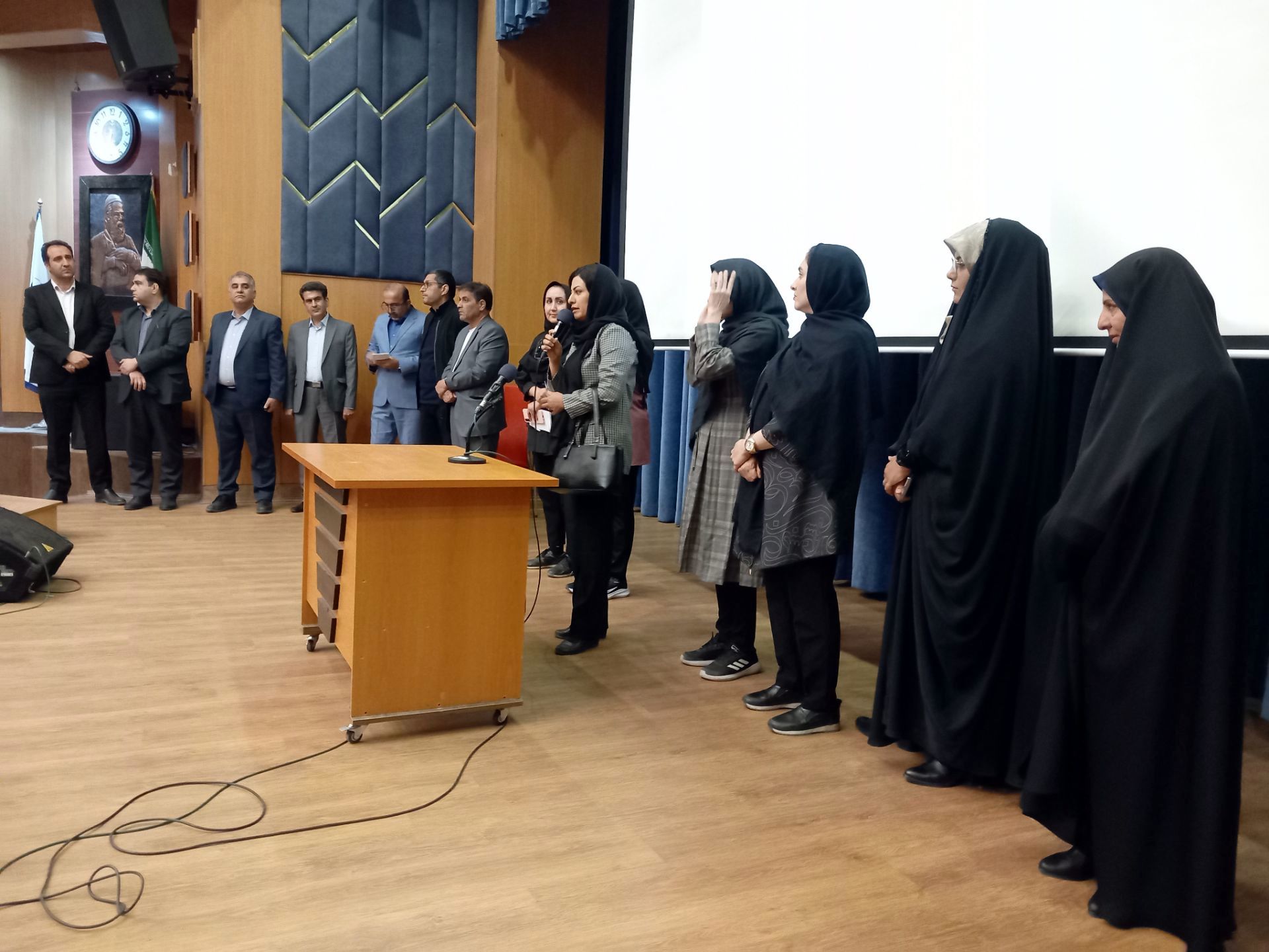 اولین مجمع عمومی انجمن اولیا ومربیان دبیرستان آرمینه مصلی نژاد ناحیه ۶