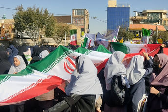 حضور پرشور دانش‌آموزان اراکی در راهپیمایی ۱۳ آبان 