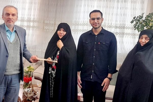 تجلیل از شهیدان قهرمان و ترویج فرهنگ ایثار و شهادت وظیفه ماست