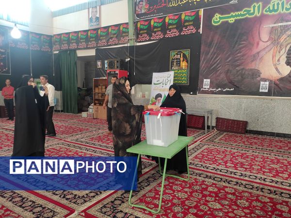 حضور پرشور مردم ولایتمدار شهرستان خلیل‌آباد در شعب اخذ رای 